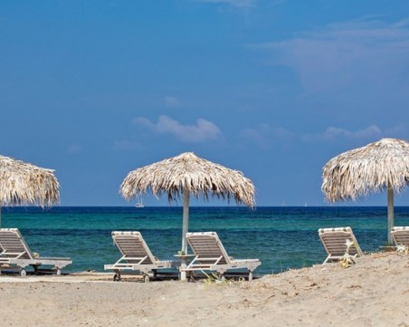 Забраняват чадърите и шезлонгите на близо 200 плажа в Гърция
