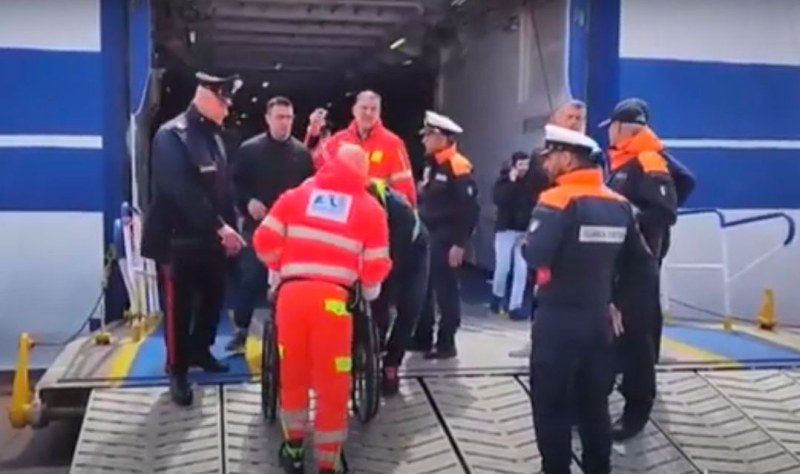 Снимка: Ферибот се блъсна в доковете на пристанище в Неапол, 30 души са ранени