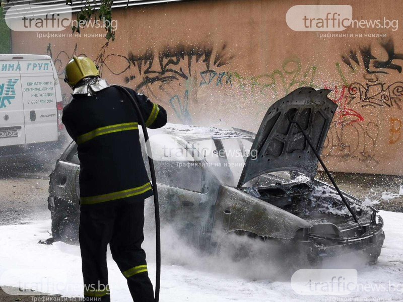 Кола изгоря до основи на улица в центъра на Пловдив