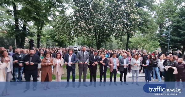 Le parc de la ville est bondé – des centaines de personnes se sont rassemblées pour l'ouverture