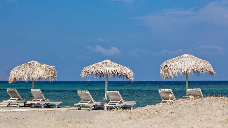 Снимка: Забраняват чадърите и шезлонгите на близо 200 плажа в Гърция