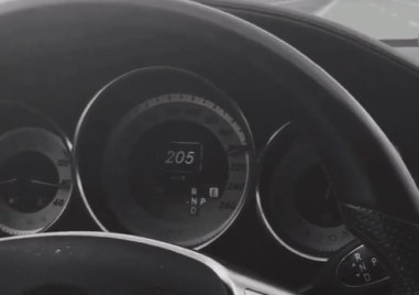 Млада жена засне видео как шофира луксозния си автомобил по