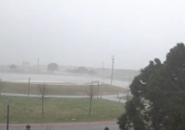 Поройни дъждове предизвикаха наводнения в турския пристанищен град Чанаккале Гръмотевичните