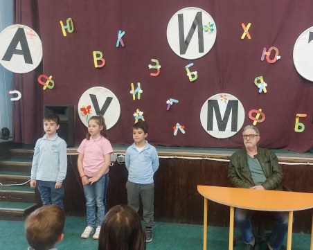 Асен Сираков се срещна с първокласници в Месеца на четенето и детската книга