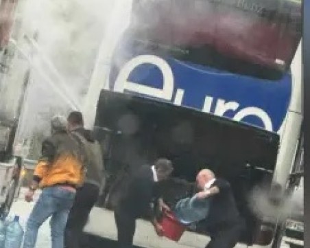 Автобус се запали на пътя Варна-Добрич, логото му е същото като на катастрофиралия в Турция