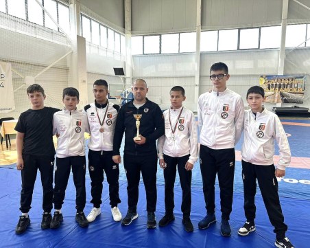 Силно представяне на борците на Локомотив на турнир в Сандански