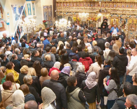 Стотици се поклониха пред чудотворната икона на Св. Богородица, известна като „Златна ябълка” в Асеновград