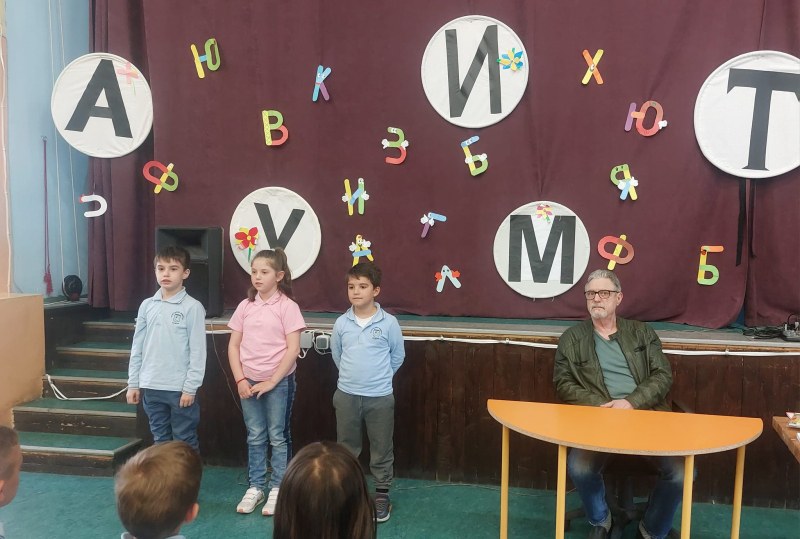 Асен Сираков се срещна с първокласници в Месеца на четенето и детската книга