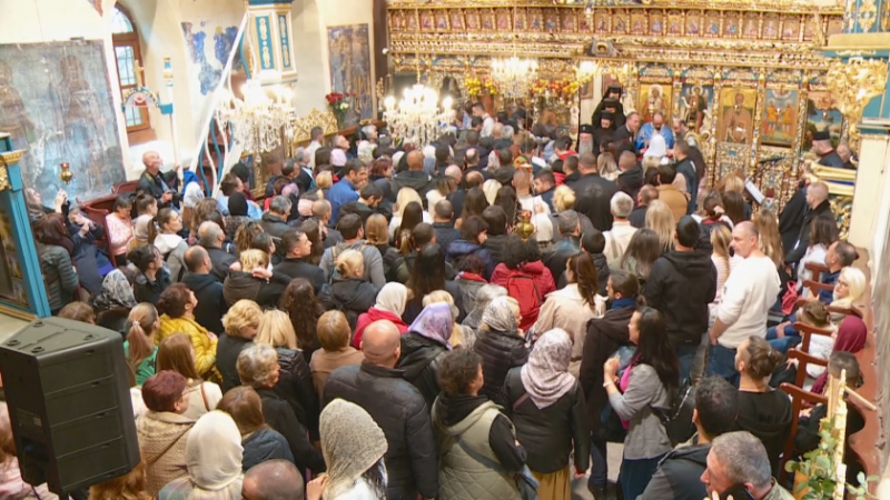 Стотици се поклониха пред чудотворната икона на Св. Богородица, известна като „Златна ябълка” в Асеновград