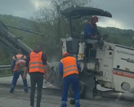 Пълен абсурд! Изхвърлят изрязан асфалт край пътя в Прохода на Републиката