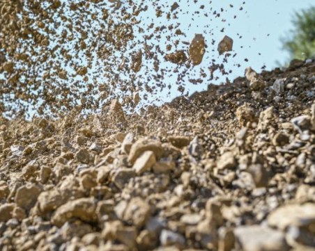 Скала се срути и ограничи движението Белово - Юндола