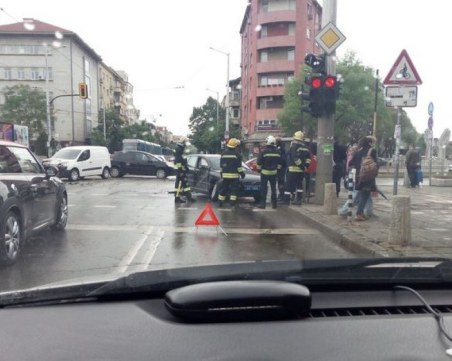 Тежка катастрофа в София, пожарникари са на място