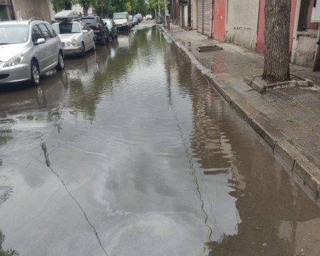 Кючука ми е Венеция! Наводни се новоремонтирана улица в квартала
