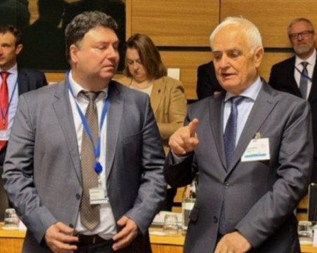 Министърът на отбраната: България ще подкрепя Украйна, докато е необходимо