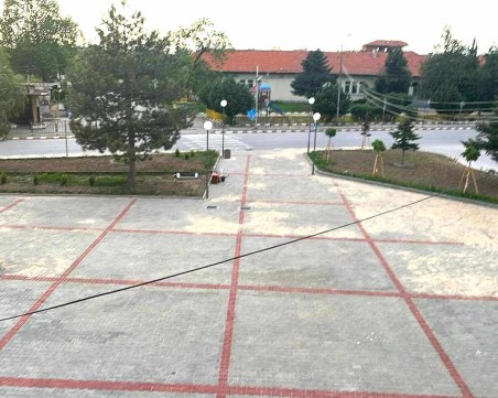 Обновяване на площада ще зарадва жителите на Маноле