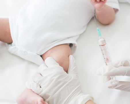 Ваксинират бебета по-рано срещу коклюш