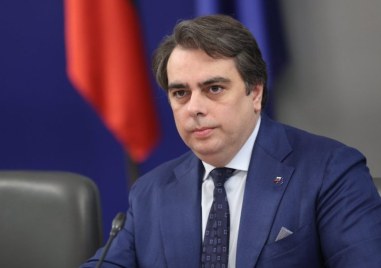 Бившият финансов министър Асен Василев бе изслушан във Временната парламентарна