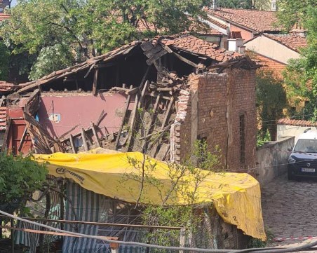 Частна къща се срути в Стария град, Пожарната ограничи достъпа