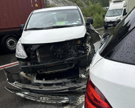 Глория катастрофира в Кресненското дефиле, автобус се вряза в колата ѝ