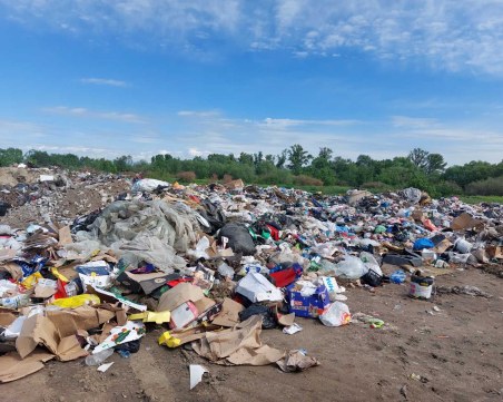 Почистиха 85 тона отпадъци от нерегламентирано сметище край река Въча