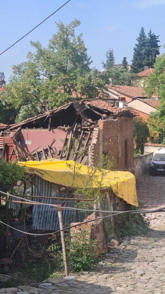 Частна къща се срути в Стария град, Пожарната ограничи достъпа