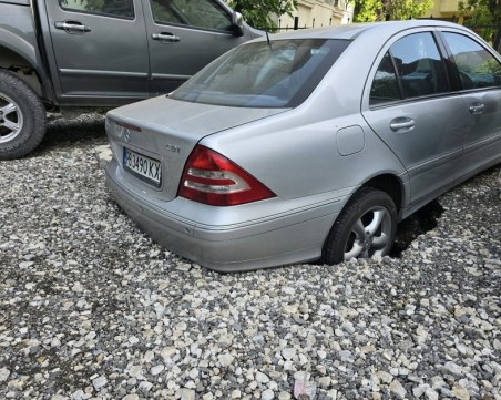 Огромна дупка погълна лек автомобил в Пловдив