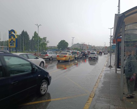 Порой и гръмотевична буря удариха Пловдив! Улиците са подгизнали