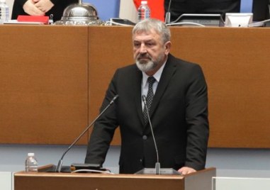 Депутат подаде оставка във вероятно последния работен ден на депутатите