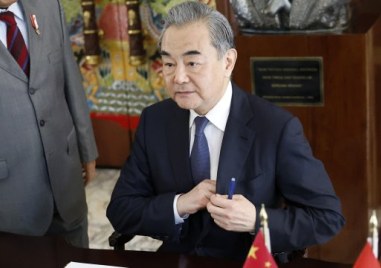 Съединените щати потискат развитието на Китай каза външният министър Ван
