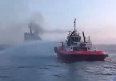 Пожар е избухнал в двигателния отсек на товарен кораб плаващ