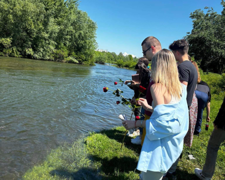 Абитуриенти от Хуманитарната почетоха паметта на любима учителка с рози в река Марица