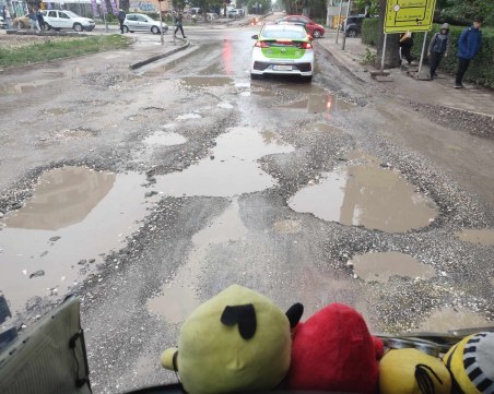 Автобуси от градския избягват улица в Кючука заради огромни дупки, пътници негодуват
