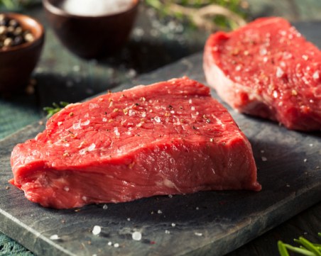 Защо не трябва да мием суровото месо преди готвене
