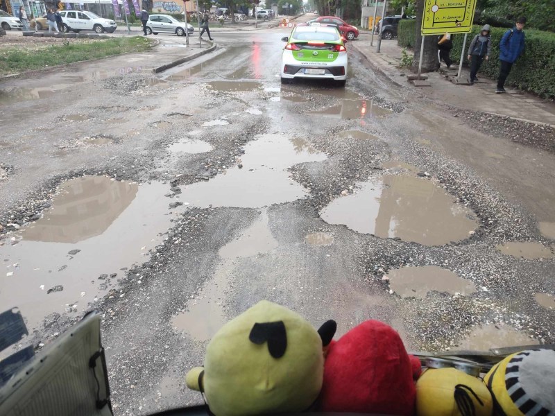 Автобуси от градския транспорт избягват улица в Кючука заради огромни дупки, пътници негодуват