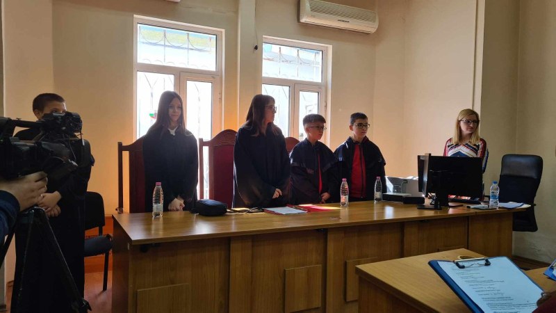В деня на отворените врати: Пловдивски ученици симулираха съдебен процес, облякоха тоги