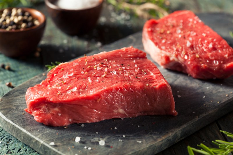 Защо не трябва да мием суровото месо преди готвене