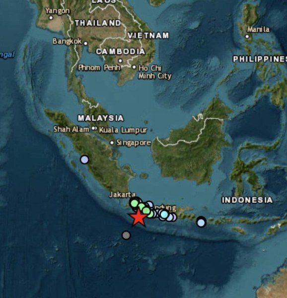 Земетресение с магнитуд 6,1 разтърси индонезийския остров Ява преди минути.