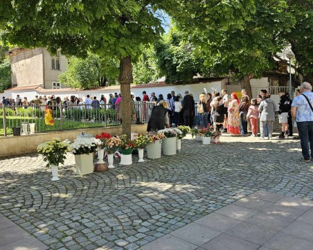 Цветница е! Опашки от вярващи пред църквите в Пловдив за осветени върбови клонки
