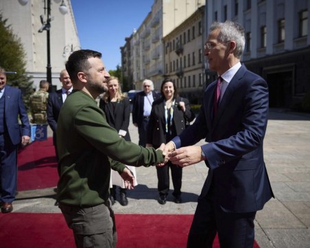 Генералният секретар на НАТО на изненадващо посещение в Киев, срещна се със Зеленски