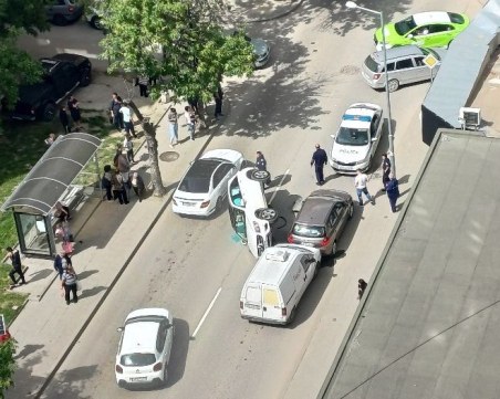 Зрелищна катастрофа в Кючука, кола се обърна в близост до спирка