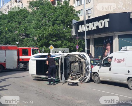 Зрелищна катастрофа в Кючука, кола се обърна в близост до спирка
