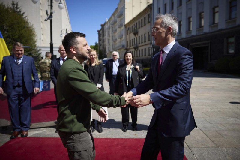 Генералният секретар на НАТО на изненадващо посещение в Киев, срещна се със Зеленски