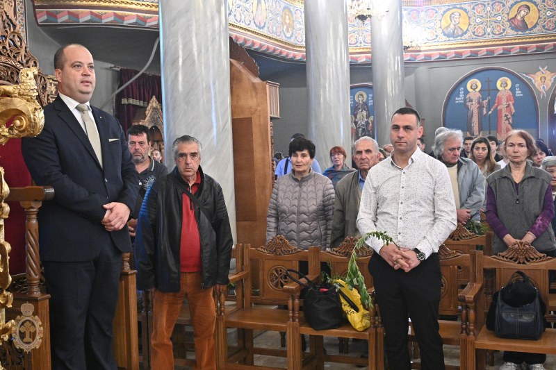 Областният управител на Пловдив отправи своите молитви за здраве и мир на църковната служба по случай Цветница