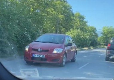 Абсурд на оживен път в Пловдив съобщава Лек автомобил подкара