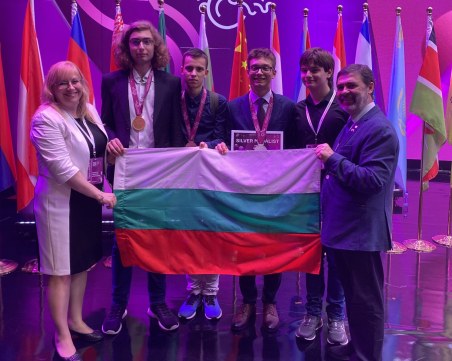 Гордост! Български ученици блеснаха на олимпиада по химия в Китай