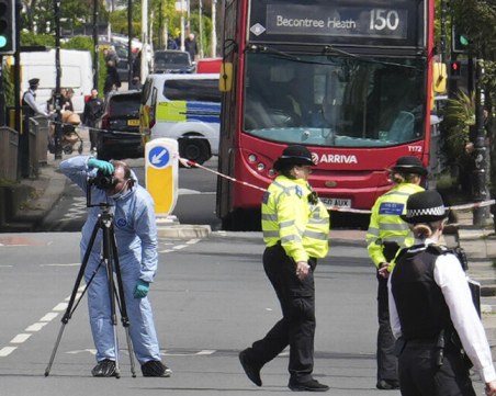 Тринадесетгодишно момче е загинало, а четирима души са ранени след нападение с меч в Източен Лондон