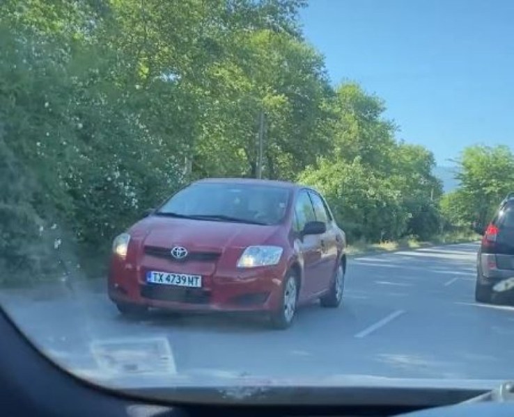 Абсурд на оживен път в Пловдив, съобщава . Лек автомобил