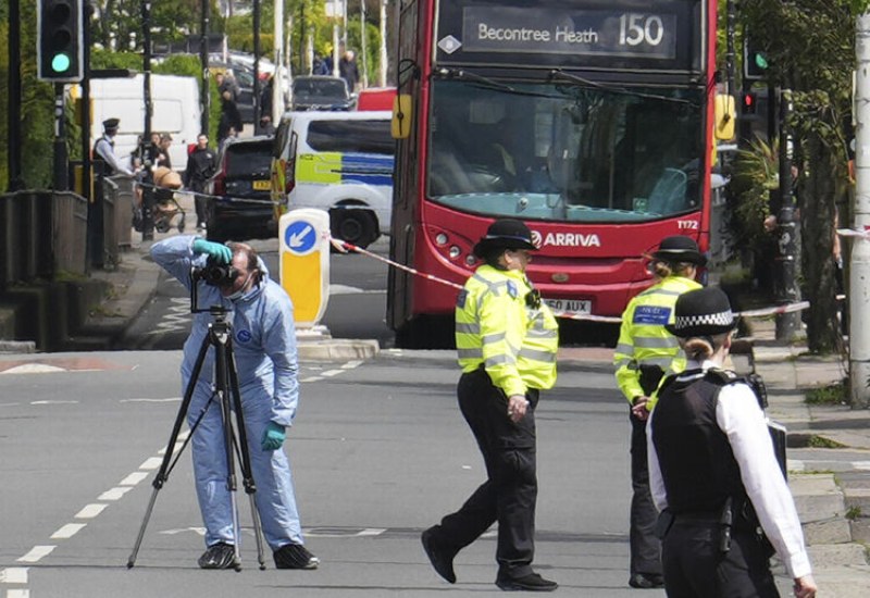 Тринадесетгодишно момче е загинало, а четирима души са ранени след нападение с меч в Източен Лондон