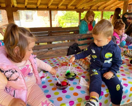 Децата от три села в Пловдивско сами боядисаха яйцата за Великден