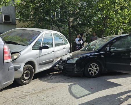Млад шофьор с 3 промила помете паркирани коли в Търново